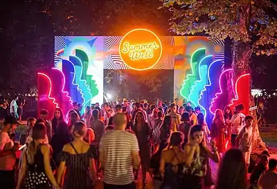 Poarta acces peluza principala.