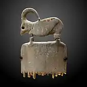 Pieptăne cu un ibex; 3800-3500 î.Hr.; fildeș de hipopotam; 6,5 × 3,8 × 0,2cm; Luvru