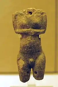 Trunchi de femeie de tipul plastiras, cu o gaură în gât, din aproximativ 2800 î.e.n. - 2700 î.e.n.