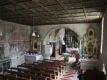 Interiorul bisericii, cu frescele pe peretele nordic (stânga imaginii)