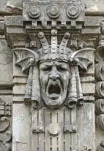 Mascaron Jugendstil făcut din linii drepte, în Riga (Letonia) (1906)