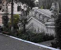 În curtea mănăstirii