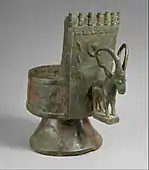 Arzător de tămâie; mijlocul mileniului 1 î.Hr.; bronz; înălțime: 27,6&nbsp;cm, lățime: 23,7&nbsp;cm; adâncime: 23,3&nbsp;cm; din Arabia de Sud-Vest; Muzeul Metropolitan de Artă