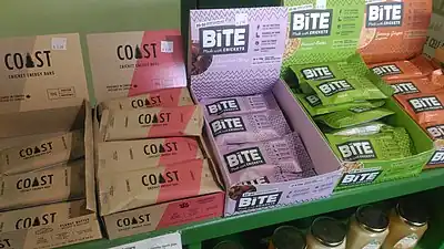 Baton energetic realizat cu greieri procesați