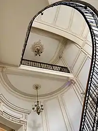 Scări. Chiar dacă e simplu, interiorul cu scări rămâne elegant