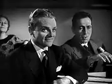 Bogart în spatele unui zâmbitor James Cagney într-un trailer al filmului
