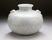 Vas; 1736-1795; 16,51 x 20,32 cm; din provincia Jiangxi; Muzeul Regional de Artă din Los Angeles (Los Angeles, SUA)