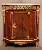 Mic dulăpior de colț parizian; de Jean Henri Riesener; 1780–1790; stejar, mahon, marmură, și ornamente/monturi de bronz aurit; 94,3 × 81,3 × 55,9 cm; Institutul de Artă din Chicago (SUA)