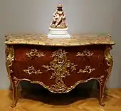 Comodă franceză rococo; circa 1750; stejar, marchetărie din lemn de lalele, cu ornamente metalice aurite și blat de marmură; 88 x 156,5 x 69,9 cm; Muzeul de Artă din Cleveland