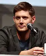 Jensen Ackles joacă rolul lui Dean Winchester.