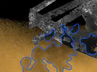 Imagine radar cu diafragmă sintetică (sus) suprapusă pe o imagine vizibilă / infraroșie a regiunii polare nordice a lui Titan, arătând Jingpo Lacus (în centru) și alte corpuri lichide (Kraken Mare în partea de jos, Ligeia Mare în dreapta și Punga Mare) conturate în albastru.