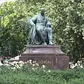 Sculptura romancierului Mór Jókai din Budapesta