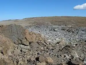 Rajapyykki 304 (borna de frontieră 304) se află într-o mică depresiune a Käsivarre, la aproximativ 680&nbsp;de&nbsp;metri nord-est de Rajapyykki 303B (borna de frontieră 303B)