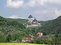Castelul și satul Karlštejn