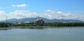 Masivul Khao Khiao se ridică în spatele orașului Chonburi