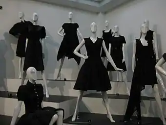 Variații ale rochii neagre a lui Chanel în timpul expoziției Chanel e la Haga.