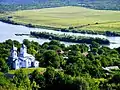 Biserica din sat, o insulă în fundal pe Nistru.