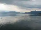 Vedere a munţilor Alpi de pe Chiemsee într-o zi ploioasă