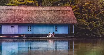 Casă din Muzeul Satului pe malul lacului