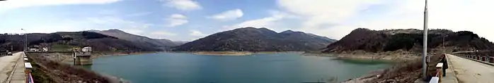 Vedere panoramică a lacului, fotografiat de la mijlocul barajului