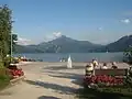 Promenada din Mondsee cu muntele Schafberg în fundal