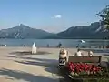 Promenada din Mondsee cu munţii Schafberg (în stânga) şi Drachenwand (în dreapta) în fundal