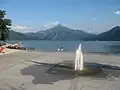 Promenada din Mondsee cu muntele Schafberg în fundal