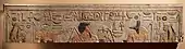 Buiandrug în care apare Amenemhat I alături de zei; 1981–1952 î.Hr.; calcar pictat: 36,8 × 172 cm; Muzeul Metropolitan de Artă (New York City)