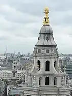 În partea de sus a turnului nord-vestic, Catedrala Sf. Paul