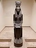 Statuie a lui Hathor; 1388–1351 î.Hr.; diorit; înălțime: 154 cm; găsită în Templul din Luxor (Egipt); Muzeul din Luxor (Egipt)
