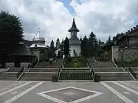 Biserica veche văzută de la biserica nouă