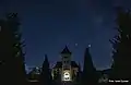 Mănăstirea Sihăstria Voronei, vedere nocturnă. Turla de la intrarea în mănăstire, planetele Jupiter Saturn și Calea Lactee.