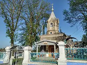 Biserica din localitate, monument protejat.