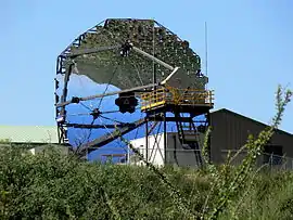 Observatorul Fred Lawrence Whipple Observatory, partea de la baza munţilor Santa Rita, unul din cele trei telescoape multi-oglindă