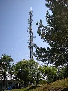 Unul dintre turnurile de telefonie mobilă/internet/televiziune.