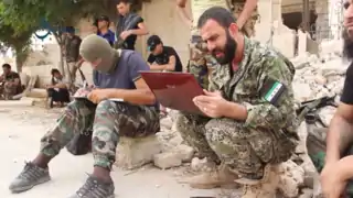 Maiorul Yasser Abdul Rahim, comandant militar al Legiunii Sham și comandant al Fatah Halab în timpul Bătăliei de la Alep, coordonând un atac împotriva pozițiilor YPG din Alep, pe 2 octombrie 2015.
