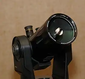Un telescop Maksutov pentru amatori cu montură azimutală electronică