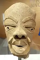 Cap de teracotă de bărbat din statul nigerian Nassarawa care datează din aproximativ 550-50 î.e.n.. El este expus în Brooklyn Museum din New York, Statele Unite ale Americii