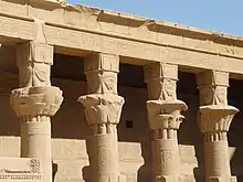 Coloane cu capiteluri hathorice, la Templul lui Isis din insula Philae