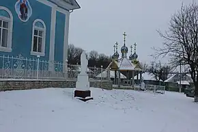 Vedere a unor case de locuit din sat, din curtea mănăstirii omonime.