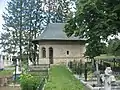 Biserica văzută din cimitir