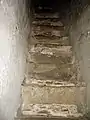 Scările de piatră ce duc spre încăperile de la etajele superioare ale turnului
