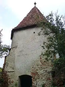 Turnul de intrare în incinta bisericii