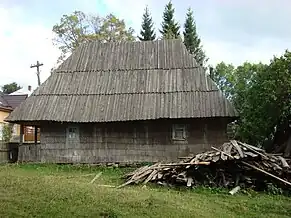 Casă veche de lemn învelită în draniță