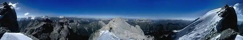 Panorama 360° a dolomiților de pe creasta vestică a Marmolata. În stânga și dreapta, vârful Punta Peina, la orizont grupa Pala, Latemar, Rosengarten, Langkofel, Sella și dolomiții Ampezzane