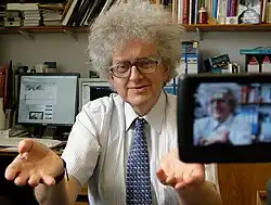 Sir Martyn Poliakoff, profesor de chimie și cunoscut pentru rolul său principal în Tabelul Periodic al Videoclipurilor