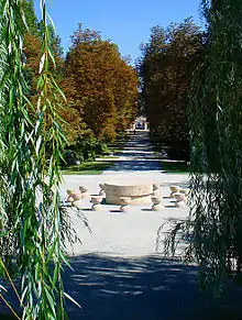 În prim plan, Masa tăcerii, în plan îndepărtat, Poarta sărutului, ambele în parcul orașului de pe malul Jiului