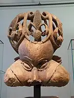 Mască africană expusă în Muzeul Luvru din Paris, Franța