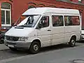 Microbuz Mercedes-Benz Sprinter ca și cele folosite în Baia Mare.