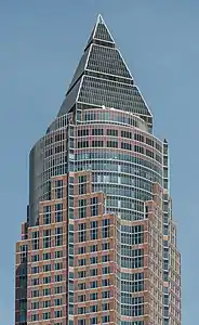 Messeturm în Frankfurt, Germania (1990), de Helmut Jahn, o clădire postmodernă care amintește de arhitectura Art Deco